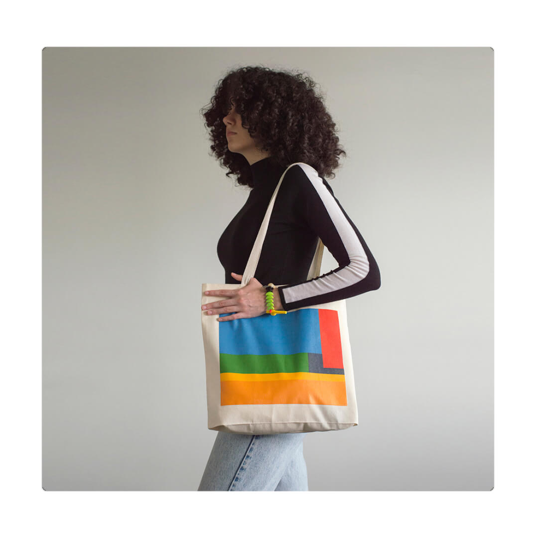 Bolso de tela, cómodo, versátil y atemporal. Estampación en serigrafía de la artista María Elisa Carmona. Unisex.
