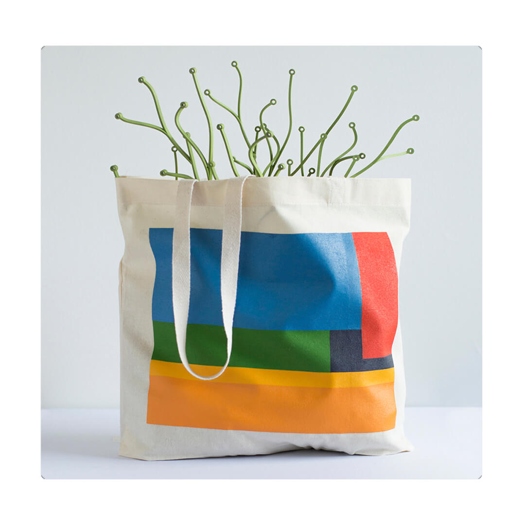 Bolso de tela, cómodo, versátil y atemporal. Estampación en serigrafía de la artista María Elisa Carmona. Unisex.
