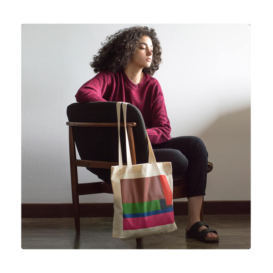 Bolso de tela, cómodo, versátil y atemporal. Estampación en serigrafía de la artista María Elisa Carmona. Unisex.