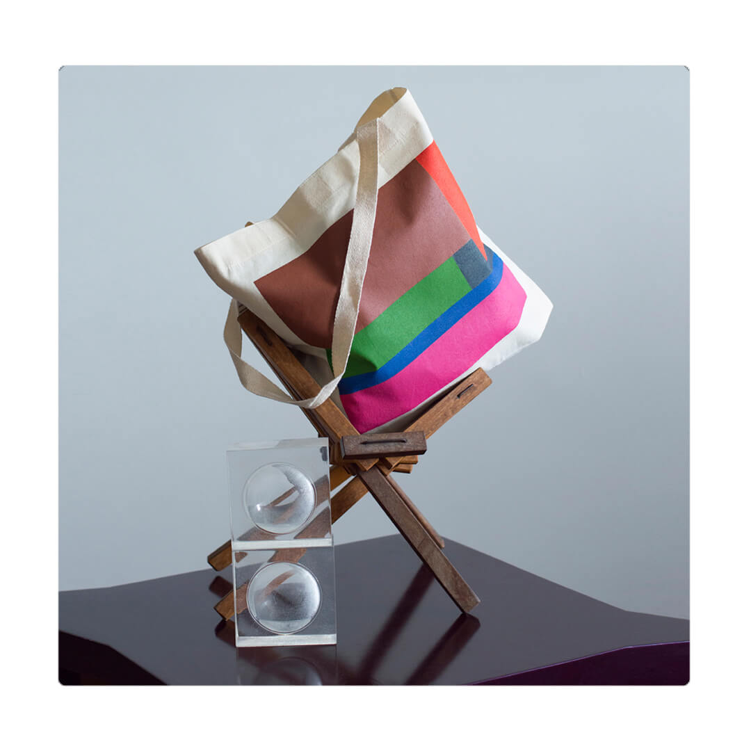 Bolso de tela, cómodo, versátil y atemporal. Estampación en serigrafía de la artista María Elisa Carmona. Unisex.