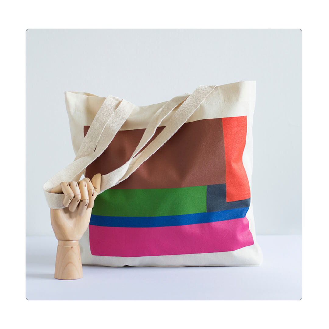 Bolso de tela, cómodo, versátil y atemporal. Estampación en serigrafía de la artista María Elisa Carmona. Unisex.