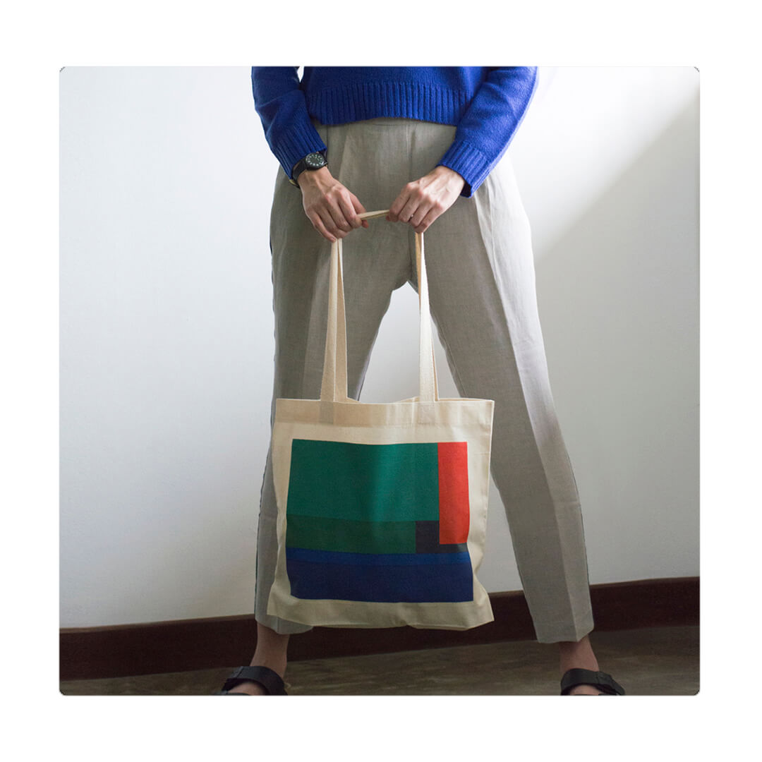Bolso de tela, cómodo, versátil y atemporal. Estampación en serigrafía de la artista María Elisa Carmona. Unisex.