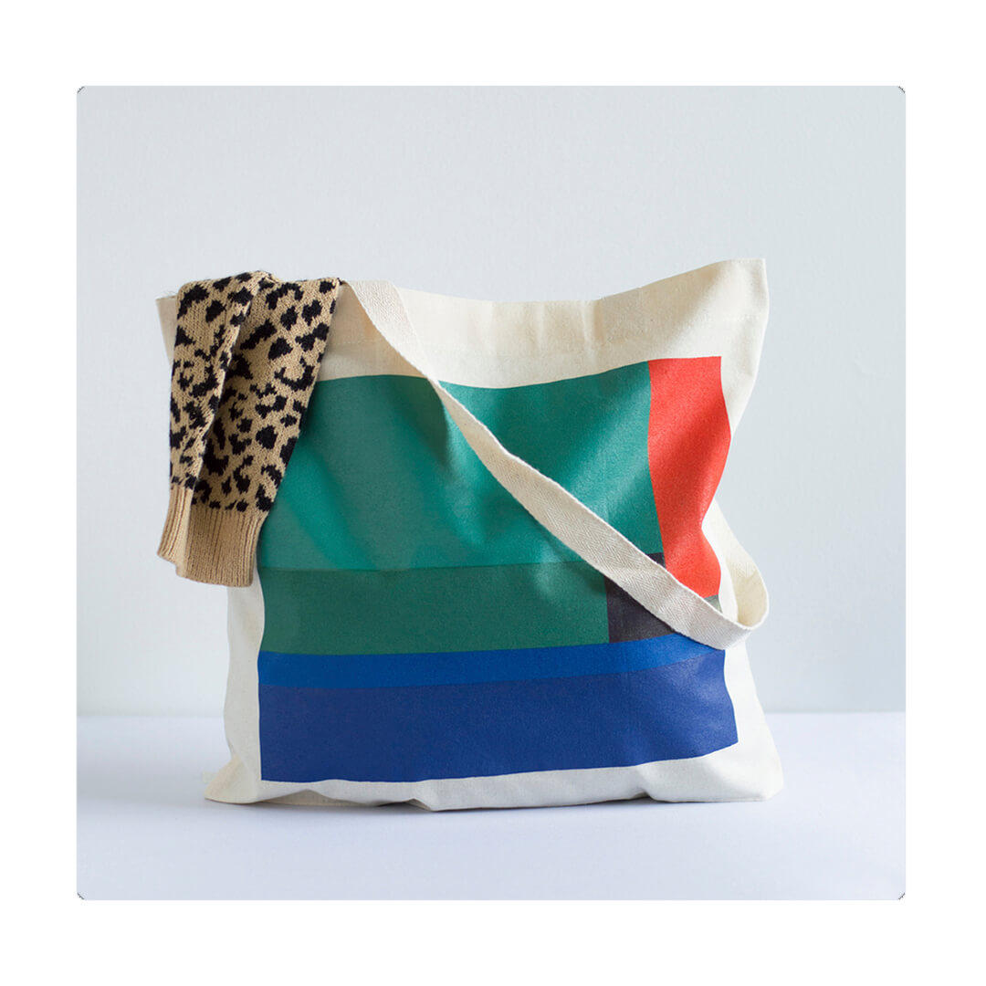 Bolso de tela, cómodo, versátil y atemporal. Estampación en serigrafía de la artista María Elisa Carmona. Unisex.
