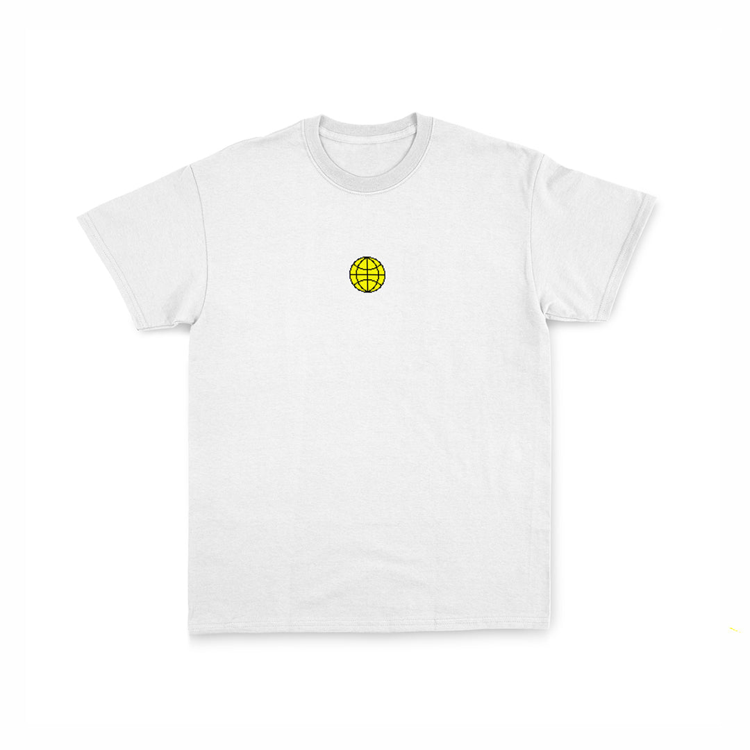 Franela blanca clásica cuello redondo manga corta con tipografía estampada en serigrafía en la espalda y detalle en DTF al frente. Unisex.