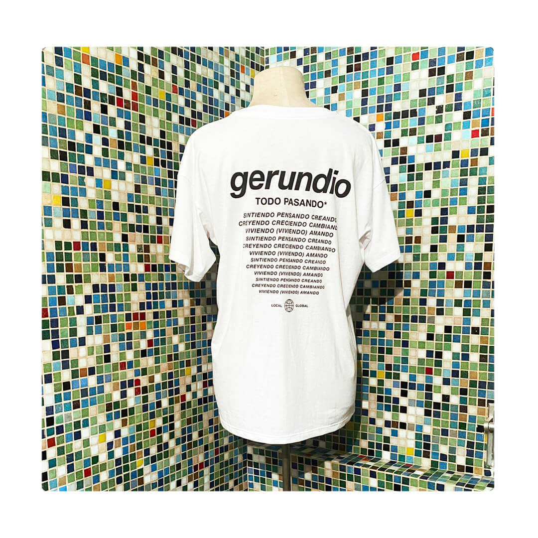 Franela blanca clásica cuello redondo manga corta con tipografía estampada en serigrafía en la espalda y detalle en DTF al frente. Unisex.