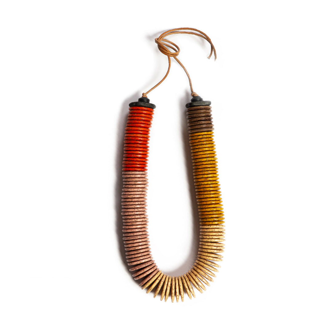 Collar de escala ultra, cómodo, versátil y atemporal. Diseño conceptual latinoamericano para mujer.