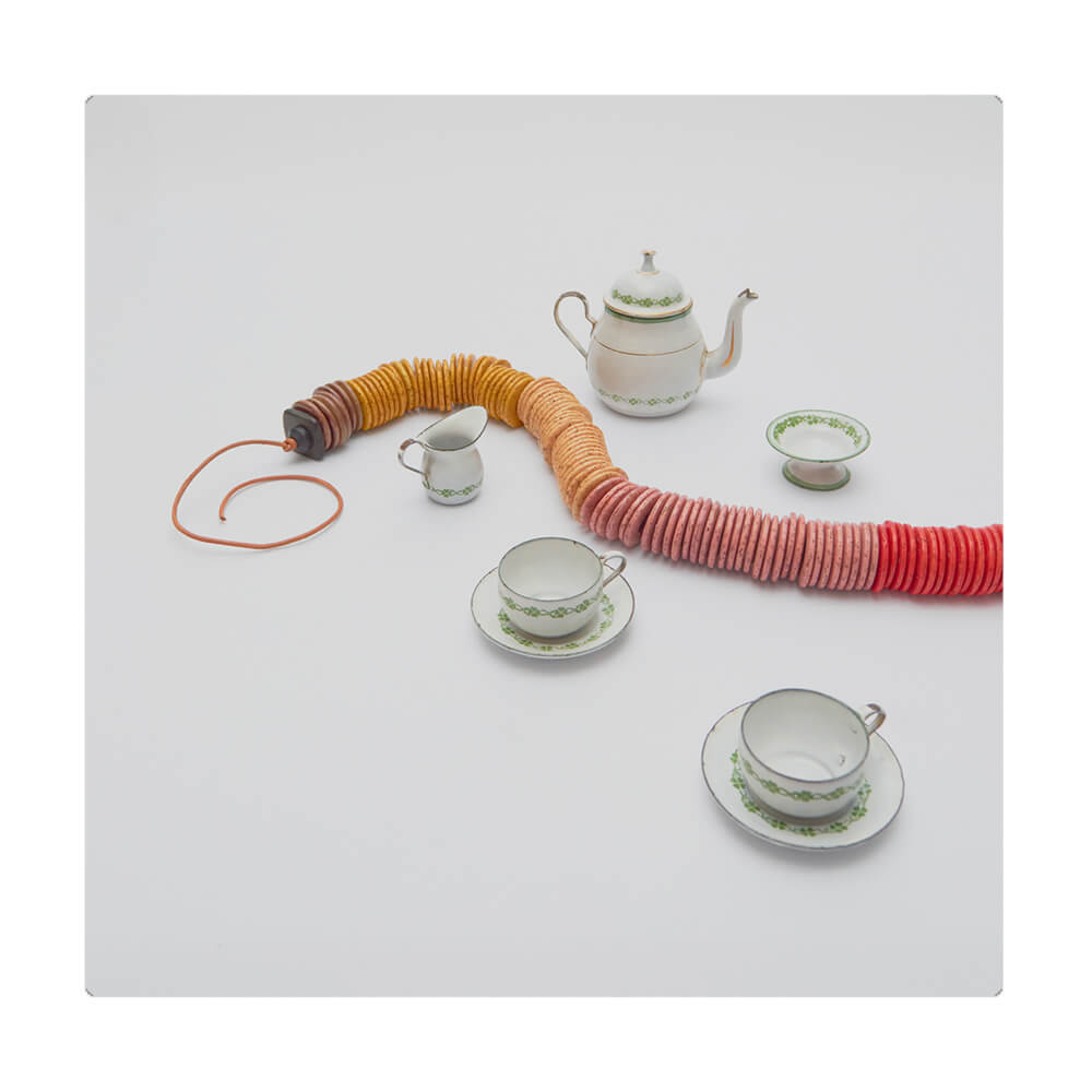 Collar de escala ultra, cómodo, versátil y atemporal. Diseño conceptual latinoamericano para mujer.