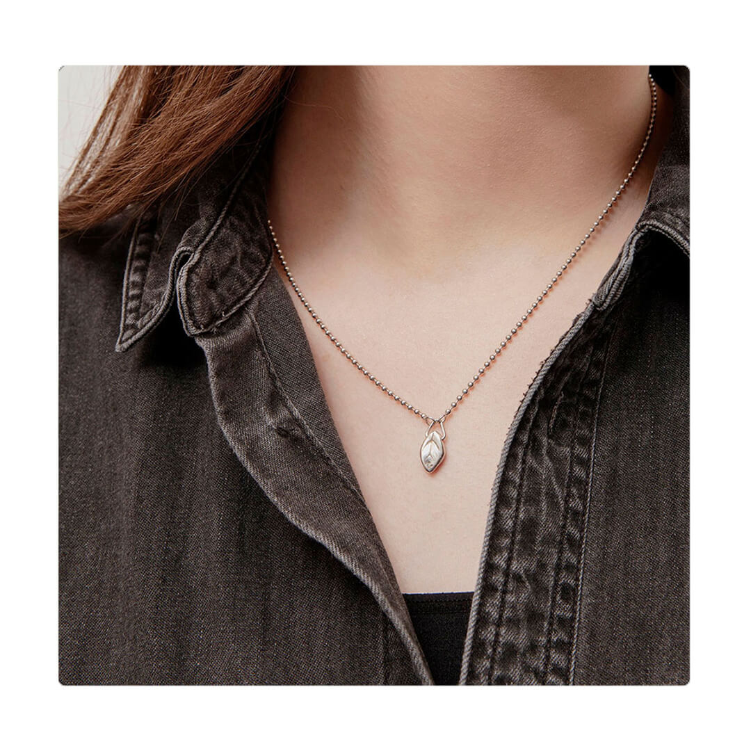 Collar de plata, liviano, cómodo, versátil y atemporal. Diseño conceptual latinoamericano unisex.