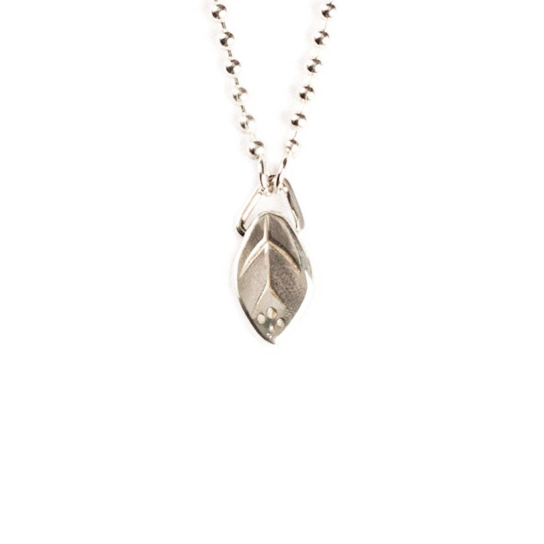 Collar de plata, liviano, cómodo, versátil y atemporal. Diseño conceptual latinoamericano unisex.