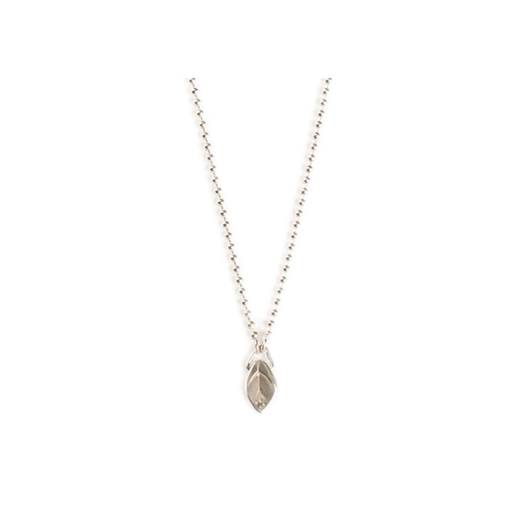 Collar de plata, liviano, cómodo, versátil y atemporal. Diseño conceptual latinoamericano unisex.