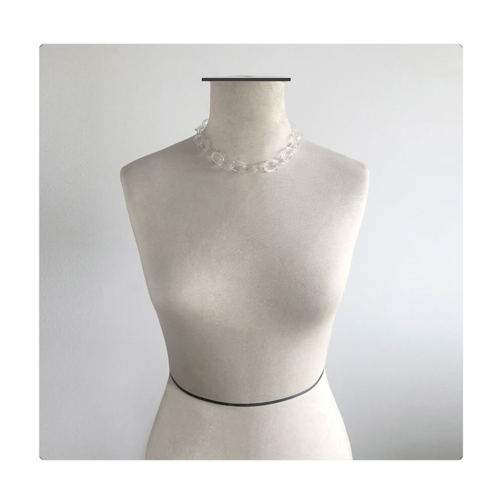 Collar cadena de acrílico transparente, liviano, cómodo, versátil y atemporal. Diseño conceptual latinoamericano unisex, ajustable.