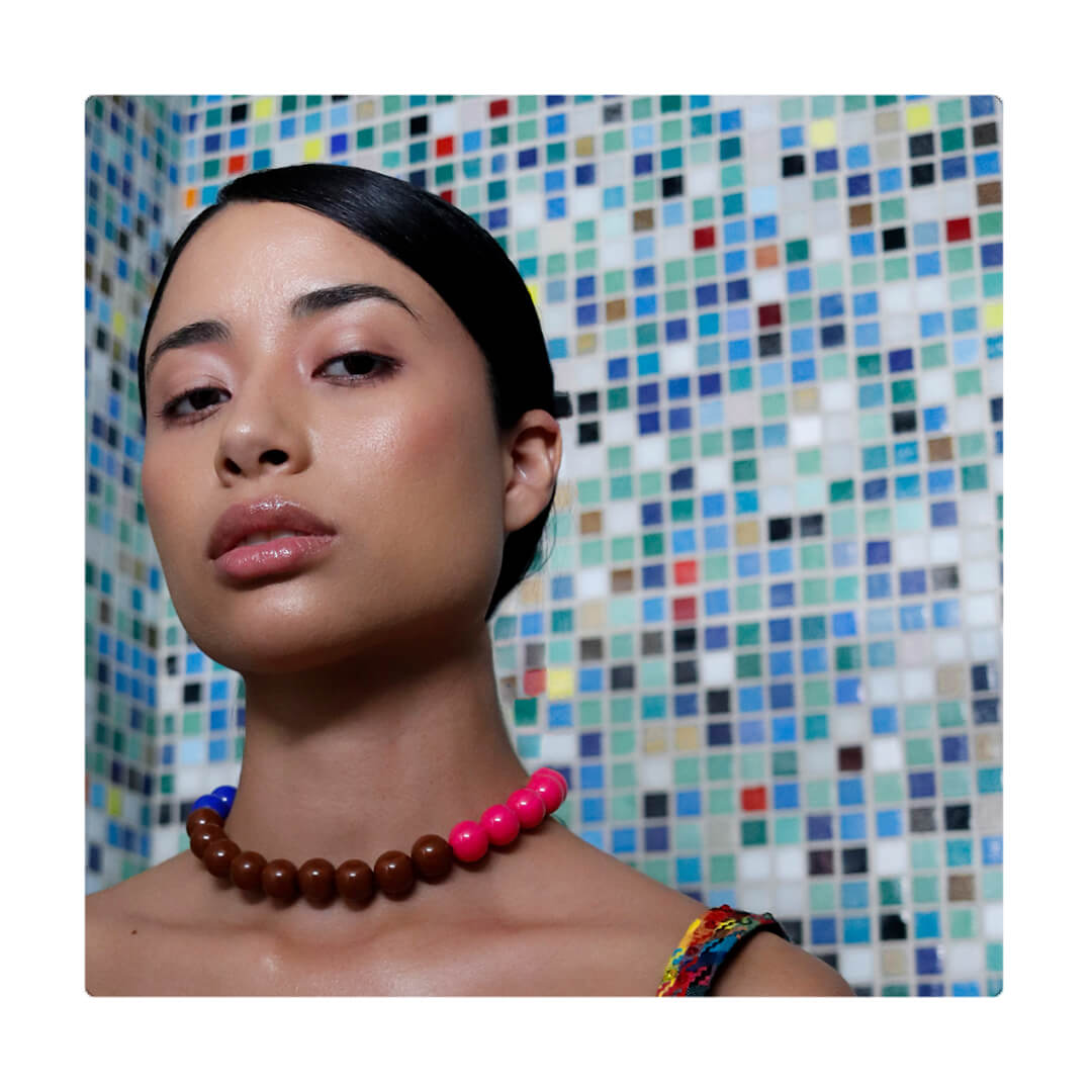 Choker elástico de cuentas multicolor, liviano, cómodo, versátil y atemporal. Diseño conceptual latinoamericano unisex.