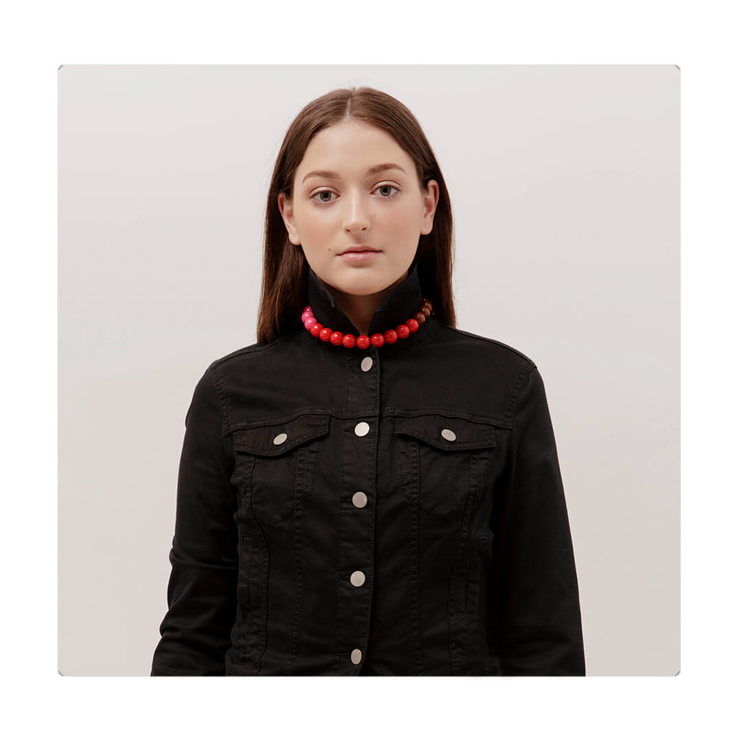 Choker elástico de cuentas multicolor, liviano, cómodo, versátil y atemporal. Diseño conceptual latinoamericano unisex.