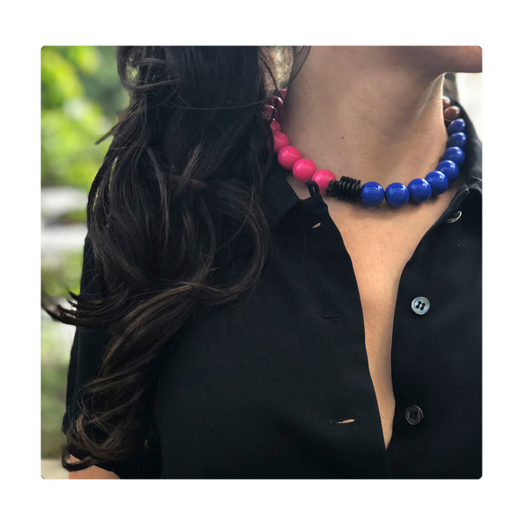 Choker elástico de cuentas multicolor, liviano, cómodo, versátil y atemporal. Diseño conceptual latinoamericano unisex.