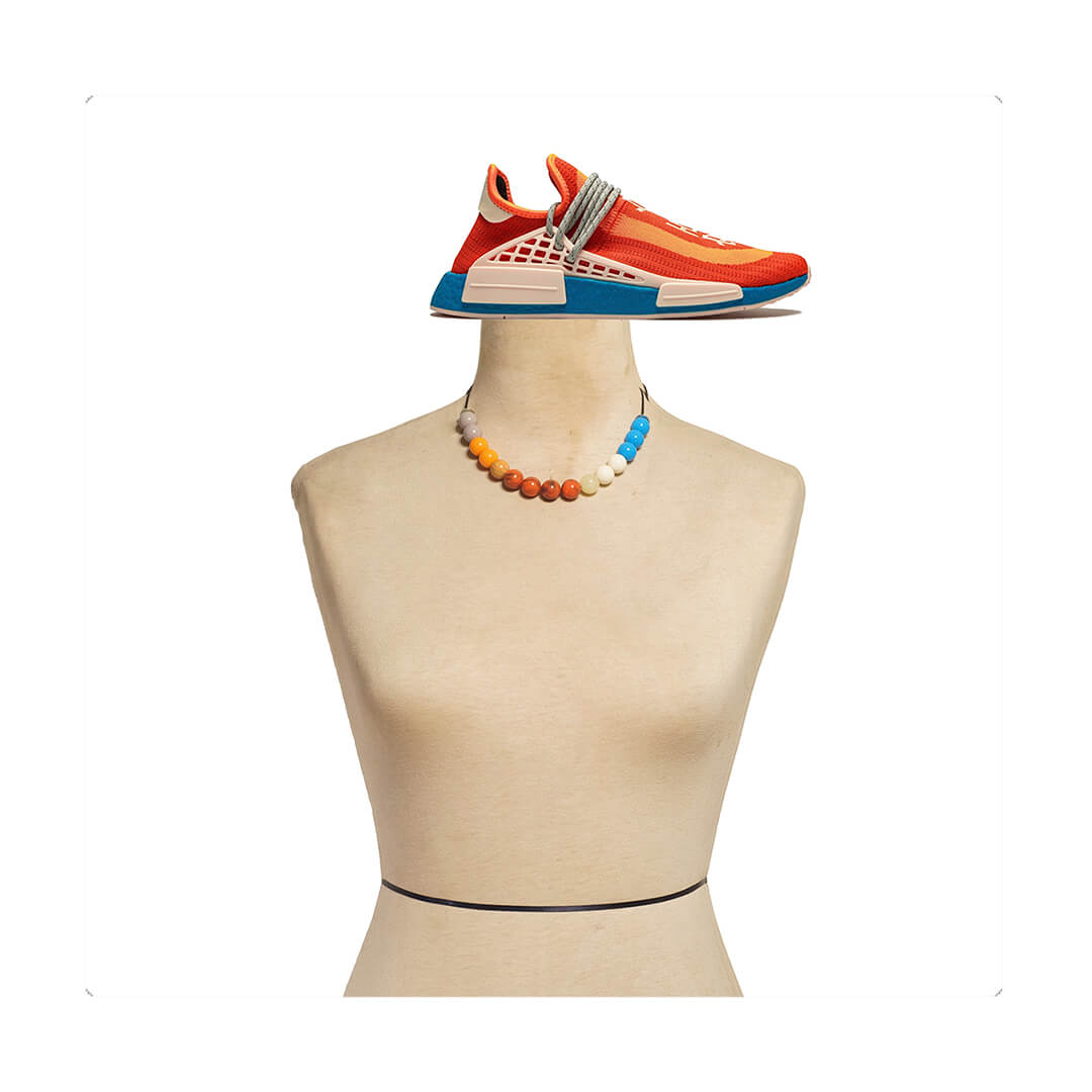 Choker elástico de cuentas multicolor, liviano, cómodo, versátil y atemporal. Diseño conceptual latinoamericano unisex.