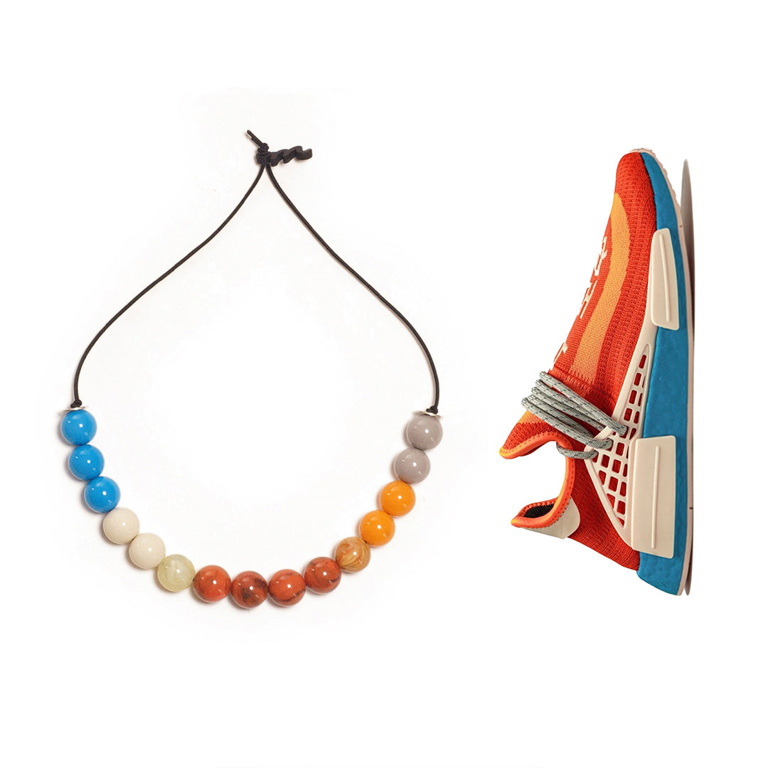 Choker elástico de cuentas multicolor, liviano, cómodo, versátil y atemporal. Diseño conceptual latinoamericano unisex.