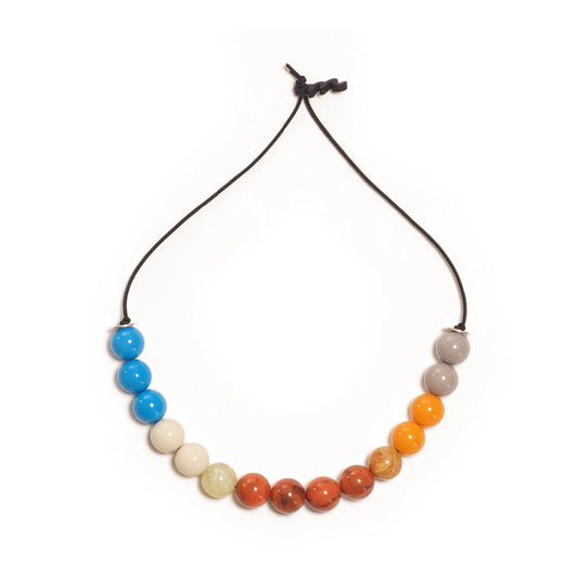 Choker elástico de cuentas multicolor, liviano, cómodo, versátil y atemporal. Diseño conceptual latinoamericano unisex.