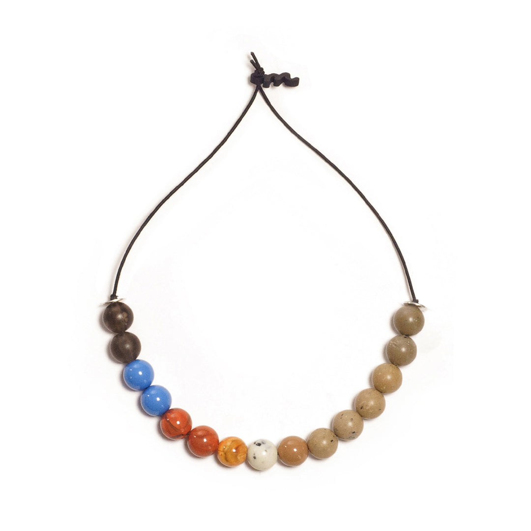 Choker elástico de cuentas multicolor, liviano, cómodo, versátil y atemporal. Diseño conceptual latinoamericano unisex.