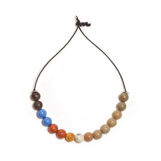 Choker elástico de cuentas multicolor, liviano, cómodo, versátil y atemporal. Diseño conceptual latinoamericano unisex.