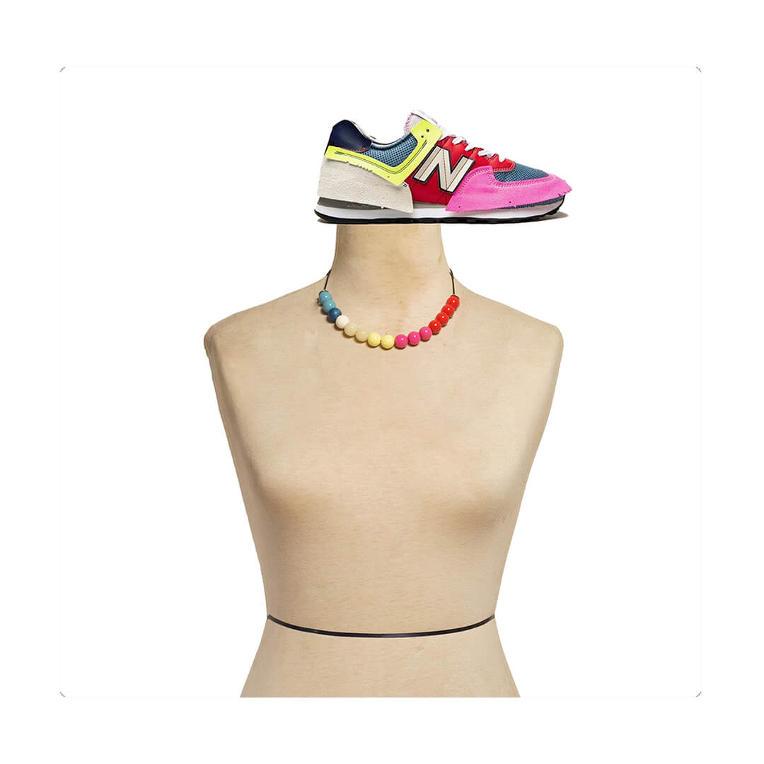 Choker elástico de cuentas multicolor, liviano, cómodo, versátil y atemporal. Diseño conceptual latinoamericano unisex.
