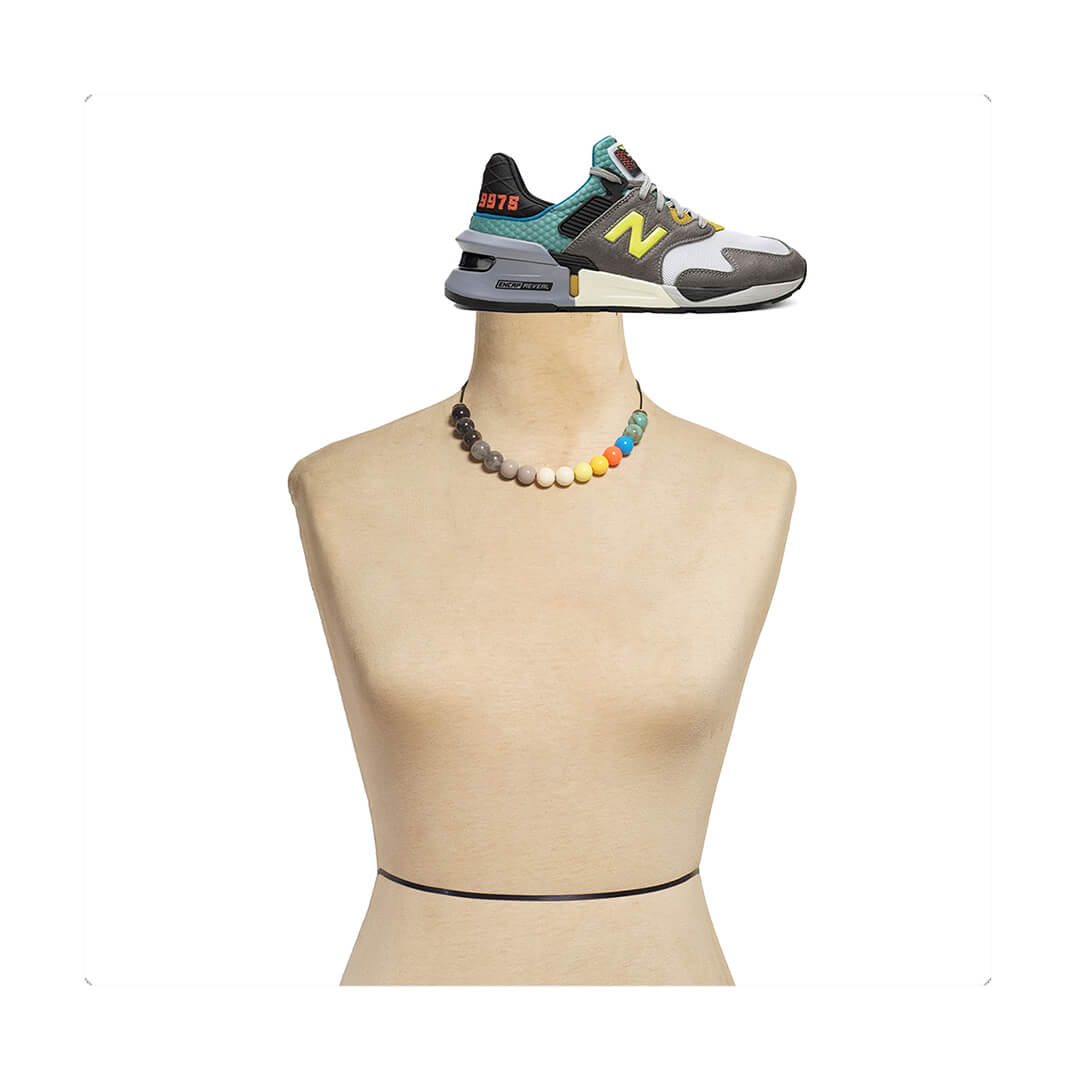 Choker elástico de cuentas multicolor, liviano, cómodo, versátil y atemporal. Diseño conceptual latinoamericano unisex.