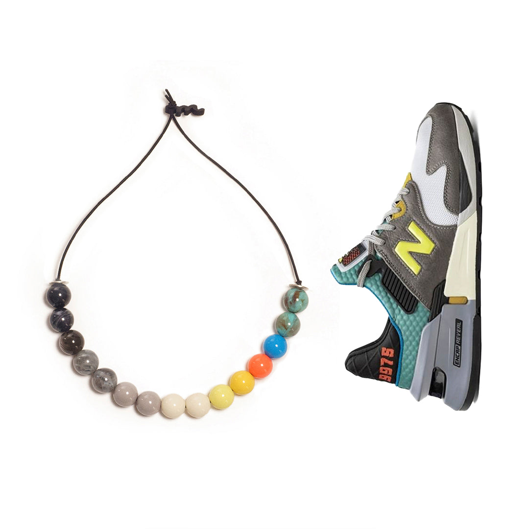 Choker elástico de cuentas multicolor, liviano, cómodo, versátil y atemporal. Diseño conceptual latinoamericano unisex.