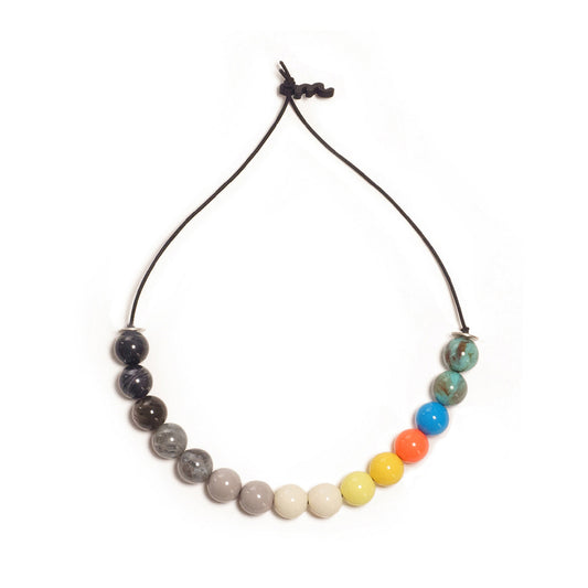 Choker elástico de cuentas multicolor, liviano, cómodo, versátil y atemporal. Diseño conceptual latinoamericano unisex.