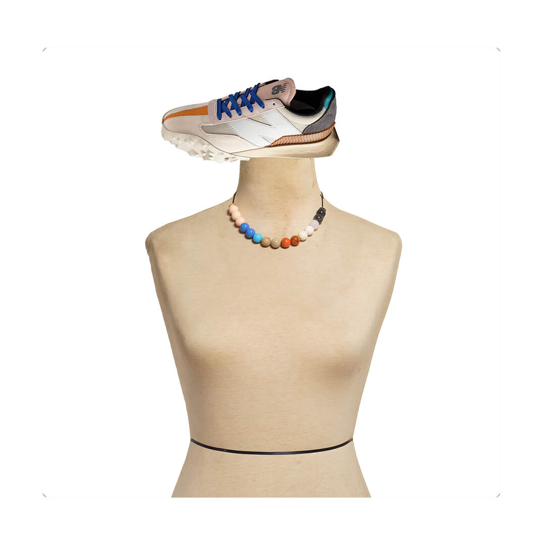 Choker elástico de cuentas multicolor, liviano, cómodo, versátil y atemporal. Diseño conceptual latinoamericano unisex.