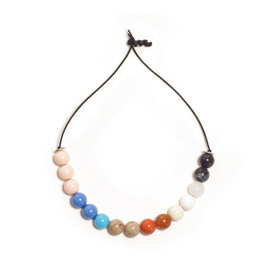 Choker elástico de cuentas multicolor, liviano, cómodo, versátil y atemporal. Diseño conceptual latinoamericano unisex.