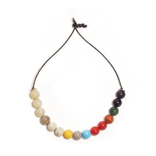 Choker elástico de cuentas multicolor, liviano, cómodo, versátil y atemporal. Diseño conceptual latinoamericano unisex.