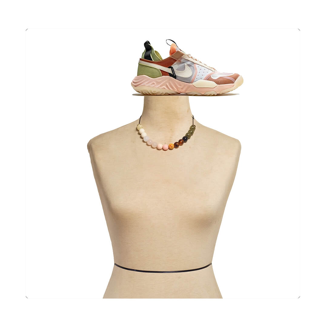 Choker elástico de cuentas multicolor, liviano, cómodo, versátil y atemporal. Diseño conceptual latinoamericano unisex.