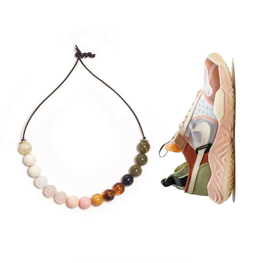 Choker elástico de cuentas multicolor, liviano, cómodo, versátil y atemporal. Diseño conceptual latinoamericano unisex.