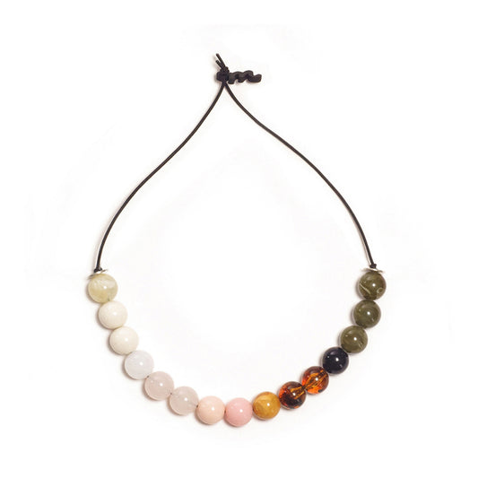 Choker elástico de cuentas multicolor, liviano, cómodo, versátil y atemporal. Diseño conceptual latinoamericano unisex.