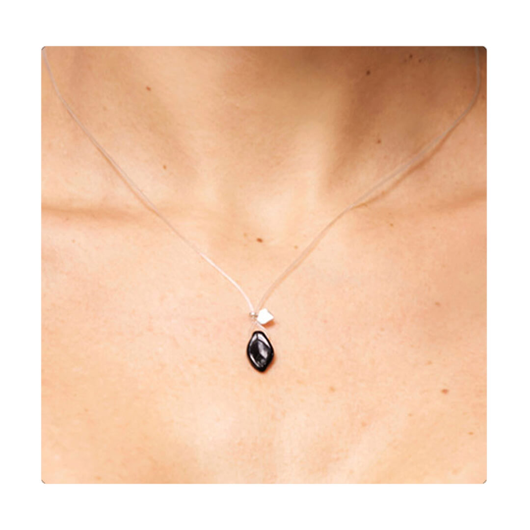 Collar elástico flotante con micro hoja y corazón. Es ajustable, liviano, cómodo y atemporal. Diseño conceptual latinoamericano.