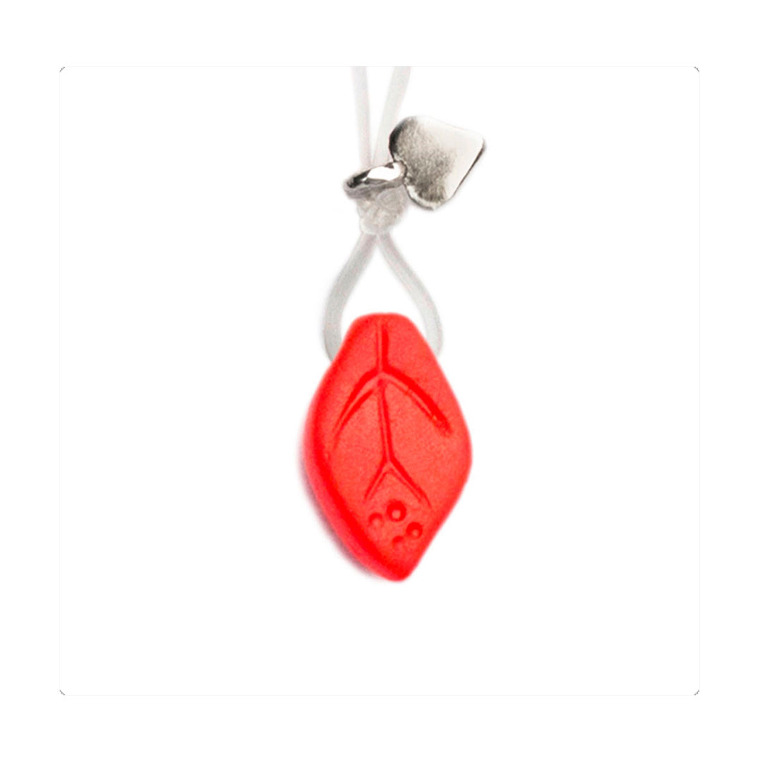 Collar elástico flotante con micro hoja y corazón. Es ajustable, liviano, cómodo y atemporal. Diseño conceptual latinoamericano.