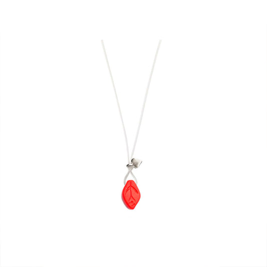 Collar elástico flotante con micro hoja y corazón. Es ajustable, liviano, cómodo y atemporal. Diseño conceptual latinoamericano.