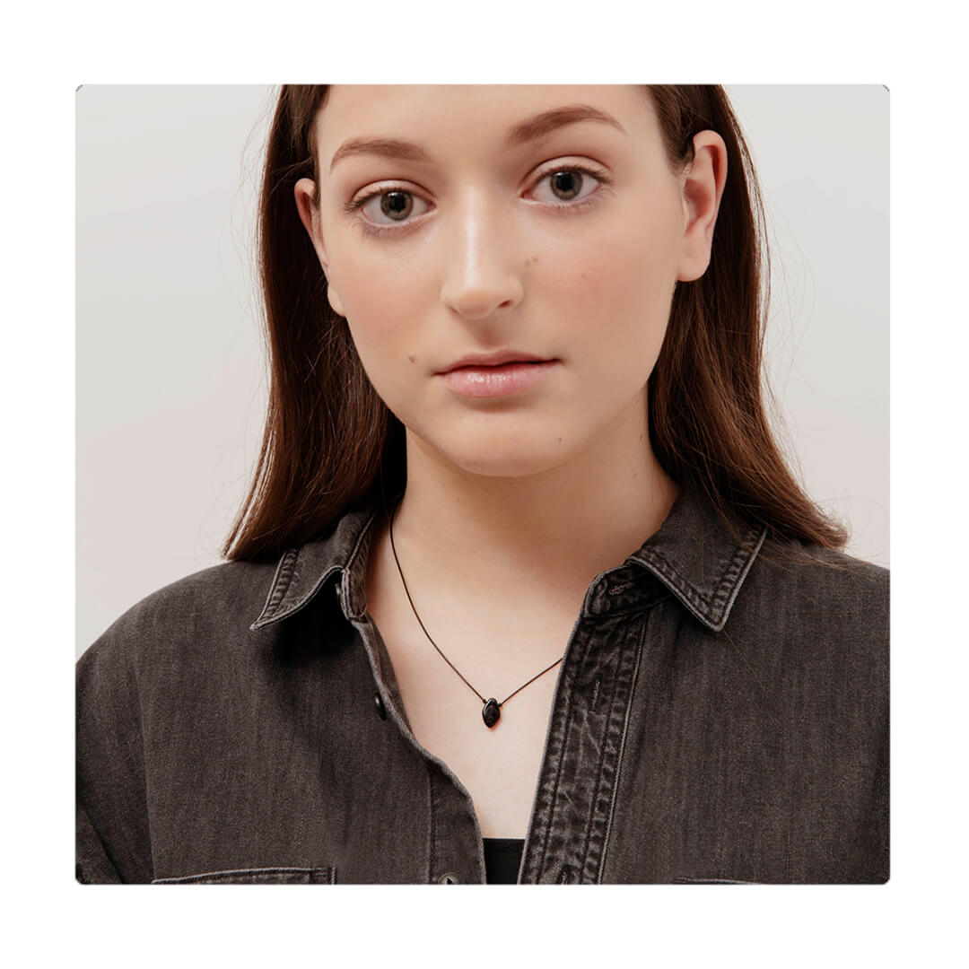 Collar elástico negro con micro hoja. Es ajustable, liviano, cómodo y atemporal. Diseño conceptual latinoamericano.