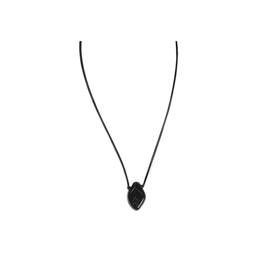 Collar elástico negro con micro hoja. Es ajustable, liviano, cómodo y atemporal. Diseño conceptual latinoamericano.