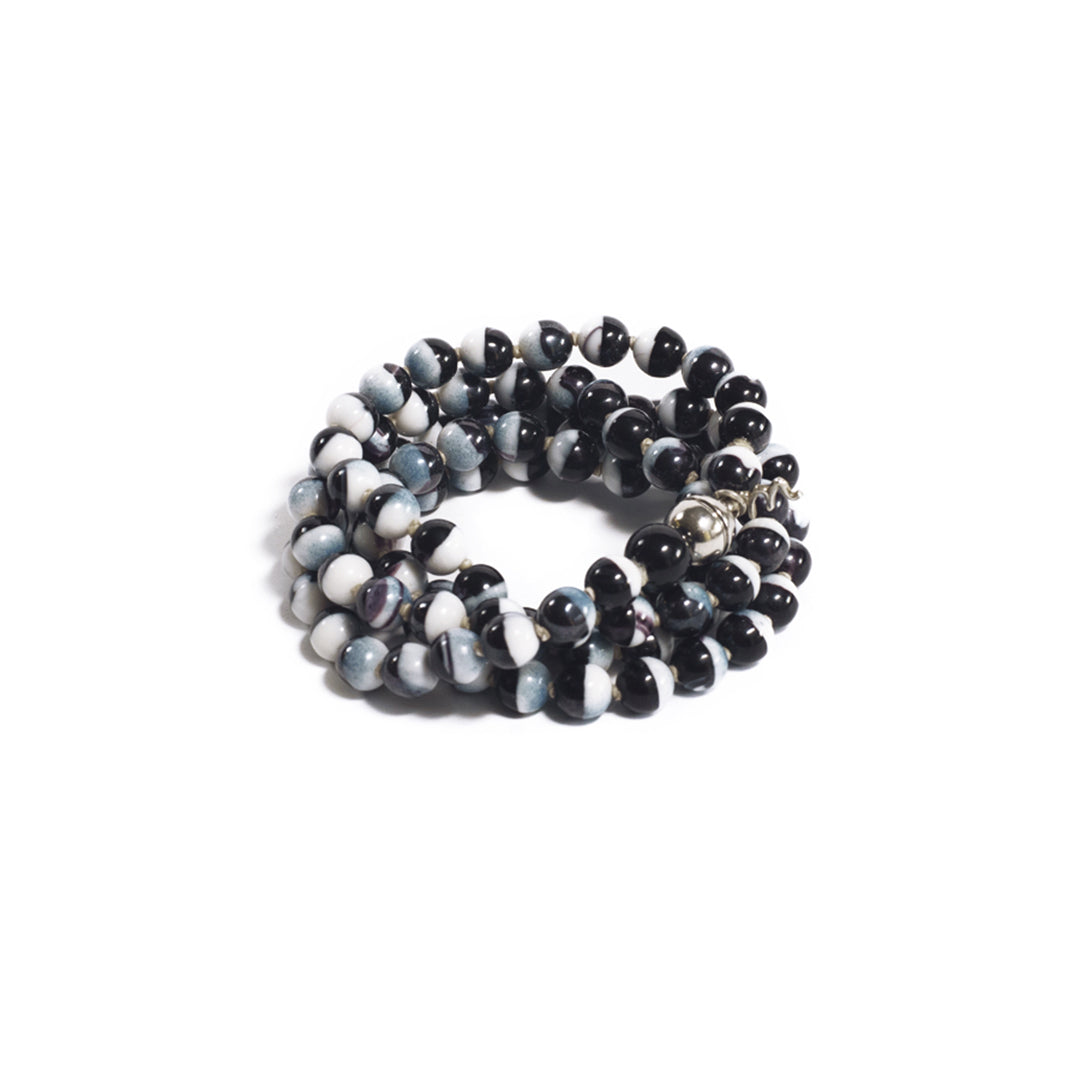 Collar largo con cuentas de cristal enhebradas nudo a nudo. Es liviano, cómodo, versátil y atemporal. Broche de imán multifuncional. Escala macro, unisex.
