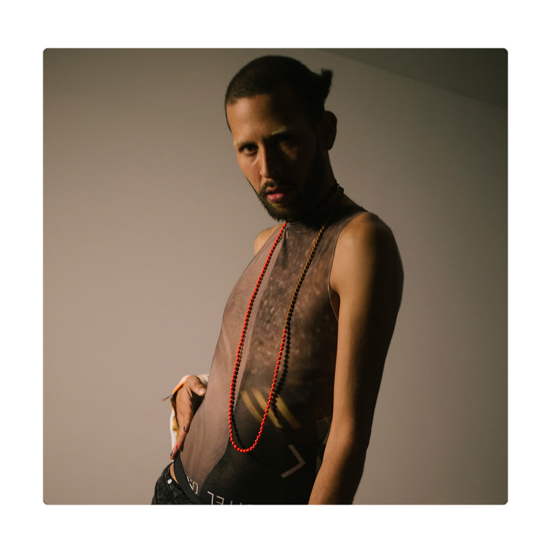 Collar largo con cuentas multicolor enhebradas nudo a nudo. Es liviano, cómodo, versátil y atemporal. Diseño conceptual latinoamericano. Escala micro, unisex.