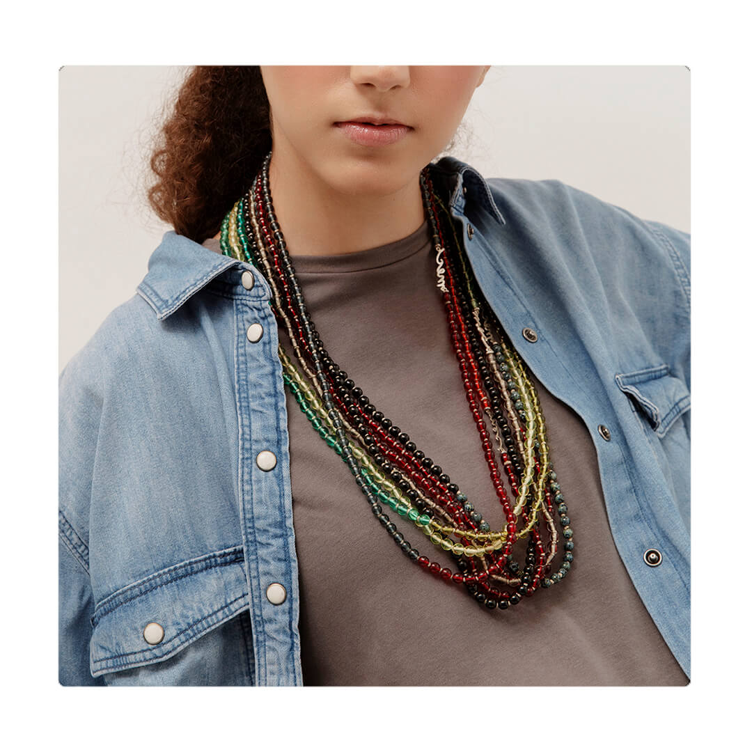 Collar de largo medio con cuentas multicolor enhebradas nudo a nudo. Es liviano, cómodo, versátil y atemporal. Diseño conceptual latinoamericano. Escala micro, unisex.