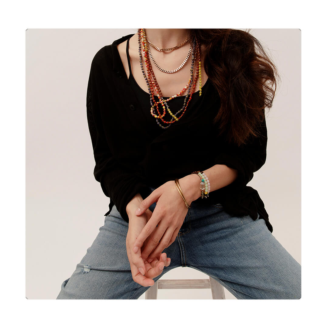 Collar de largo medio con cuentas multicolor enhebradas nudo a nudo. Es liviano, cómodo, versátil y atemporal. Diseño conceptual latinoamericano. Escala micro, unisex.