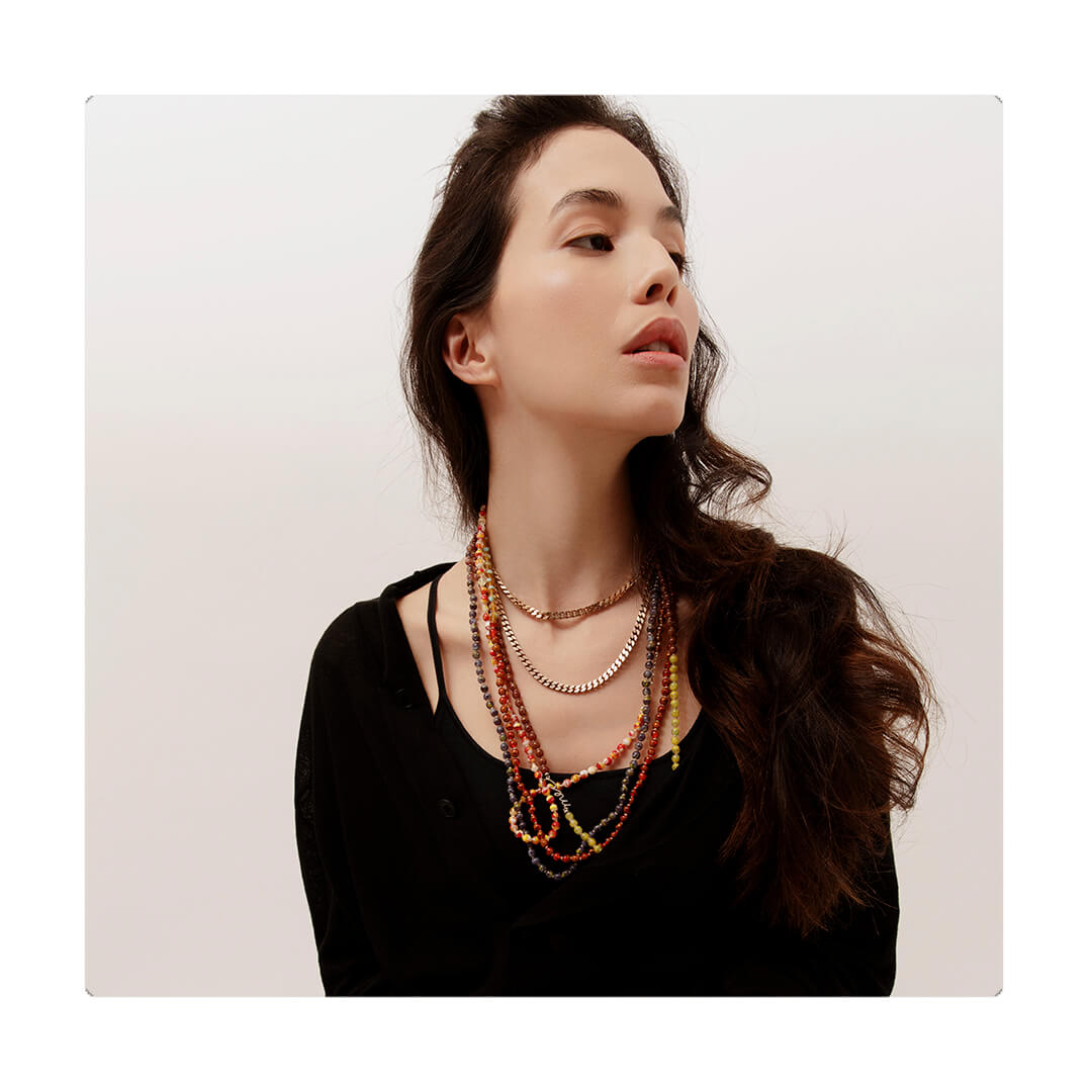 Collar de largo medio con cuentas multicolor enhebradas nudo a nudo. Es liviano, cómodo, versátil y atemporal. Diseño conceptual latinoamericano. Escala micro, unisex.