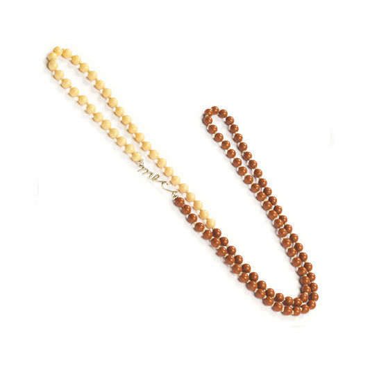 Collar de largo medio con cuentas multicolor enhebradas nudo a nudo. Es liviano, cómodo, versátil y atemporal. Diseño conceptual latinoamericano. Escala micro, unisex.