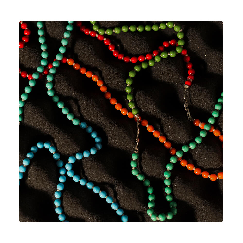 Collar de largo medio con cuentas multicolor enhebradas nudo a nudo. Es liviano, cómodo, versátil y atemporal. Diseño conceptual latinoamericano. Escala micro, unisex.