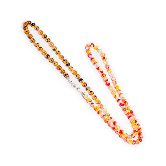 Collar de largo medio con cuentas multicolor enhebradas nudo a nudo. Es liviano, cómodo, versátil y atemporal. Diseño conceptual latinoamericano. Escala micro, unisex.