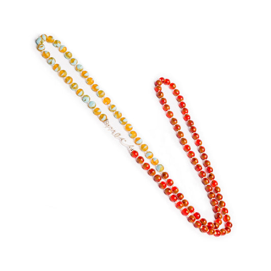 Collar de largo medio con cuentas multicolor enhebradas nudo a nudo. Es liviano, cómodo, versátil y atemporal. Diseño conceptual latinoamericano. Escala micro, unisex.