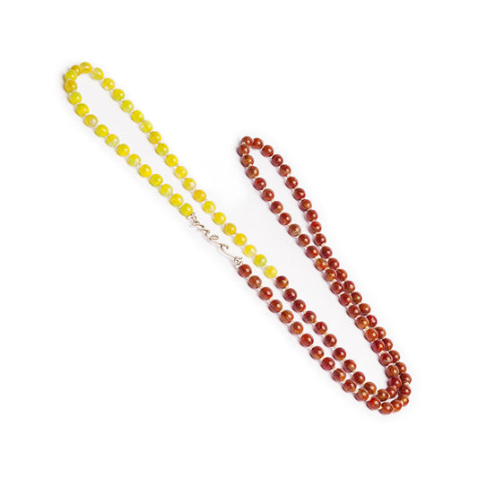 Collar de largo medio con cuentas multicolor enhebradas nudo a nudo. Es liviano, cómodo, versátil y atemporal. Diseño conceptual latinoamericano. Escala micro, unisex.