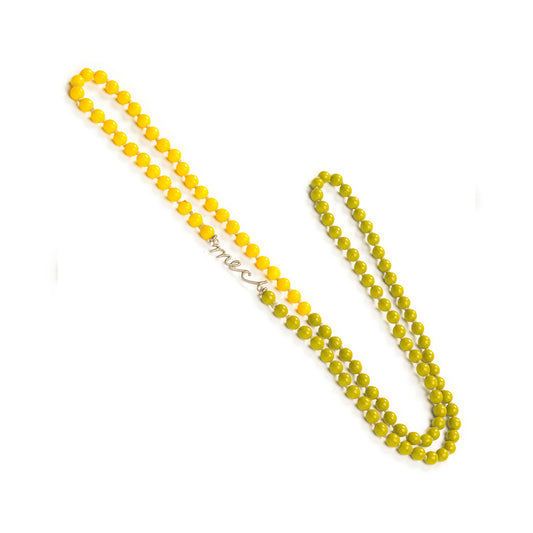 Collar de largo medio con cuentas multicolor enhebradas nudo a nudo. Es liviano, cómodo, versátil y atemporal. Diseño conceptual latinoamericano. Escala micro, unisex.