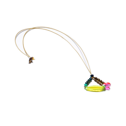 Collar elástico de cuentas multicolor, ajustable, liviano, cómodo, versátil y atemporal. Diseño conceptual latinoamericano. Escala micro.